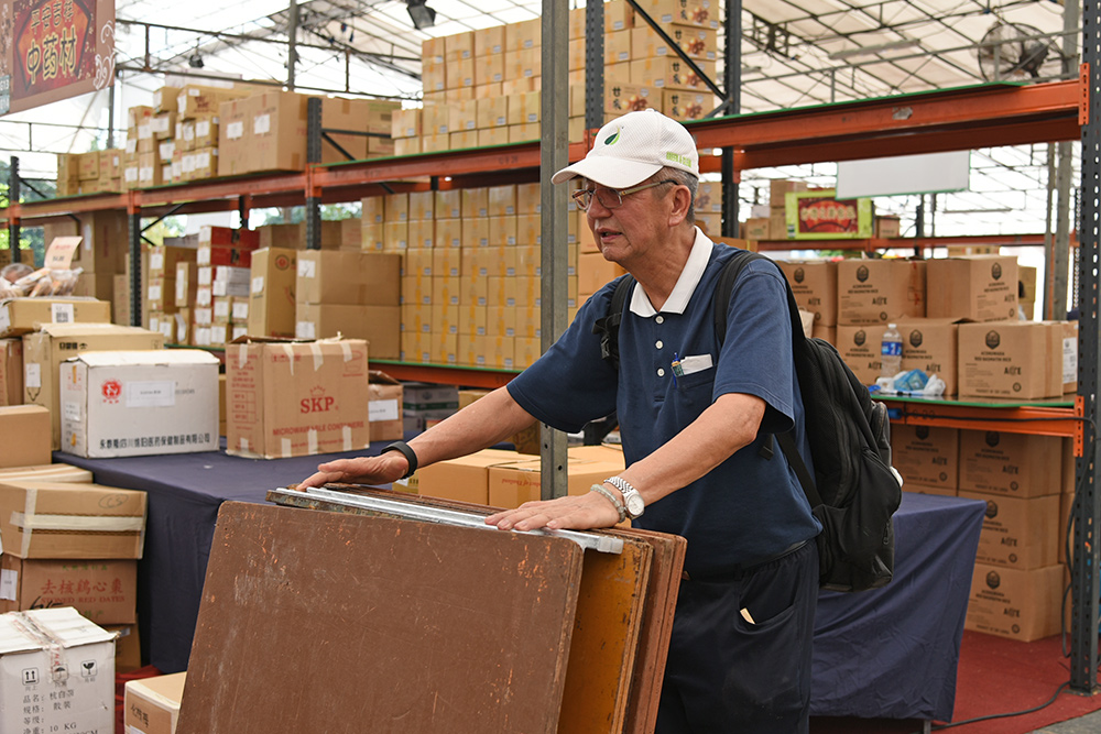 Mr. Sim had been in business for many years with an excellent reputation. He was the best candidate to be in charge of the coordination of Tzu Chi's annual Chinese New Year charity drive. For many years, his presence at the event with him sweating through the bazaar has already been imprinted in the hearts of volunteers. (Photo/Chan May Ching)