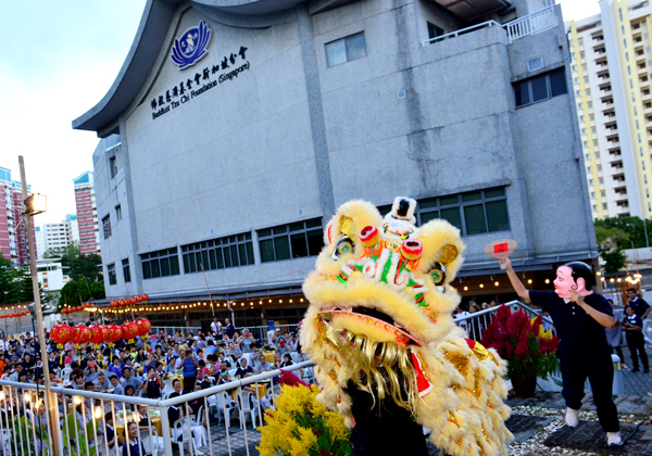 Returning Home for a Blessed Lantern Festival