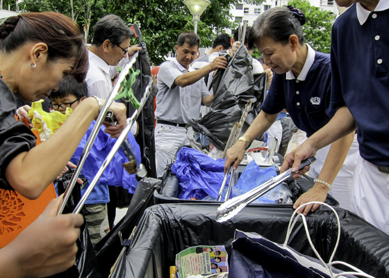 市镇日说环保  捡起垃圾作分类