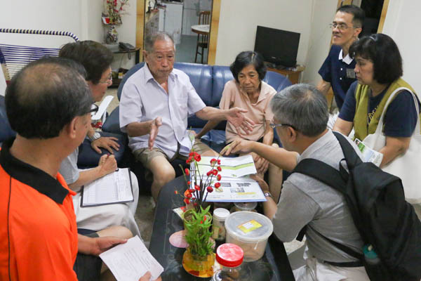 Over two evenings in March, RC members and volunteers went from door to door in Block 624, to invite residents to support the recycling initiative. Photo by Huang Si Ni