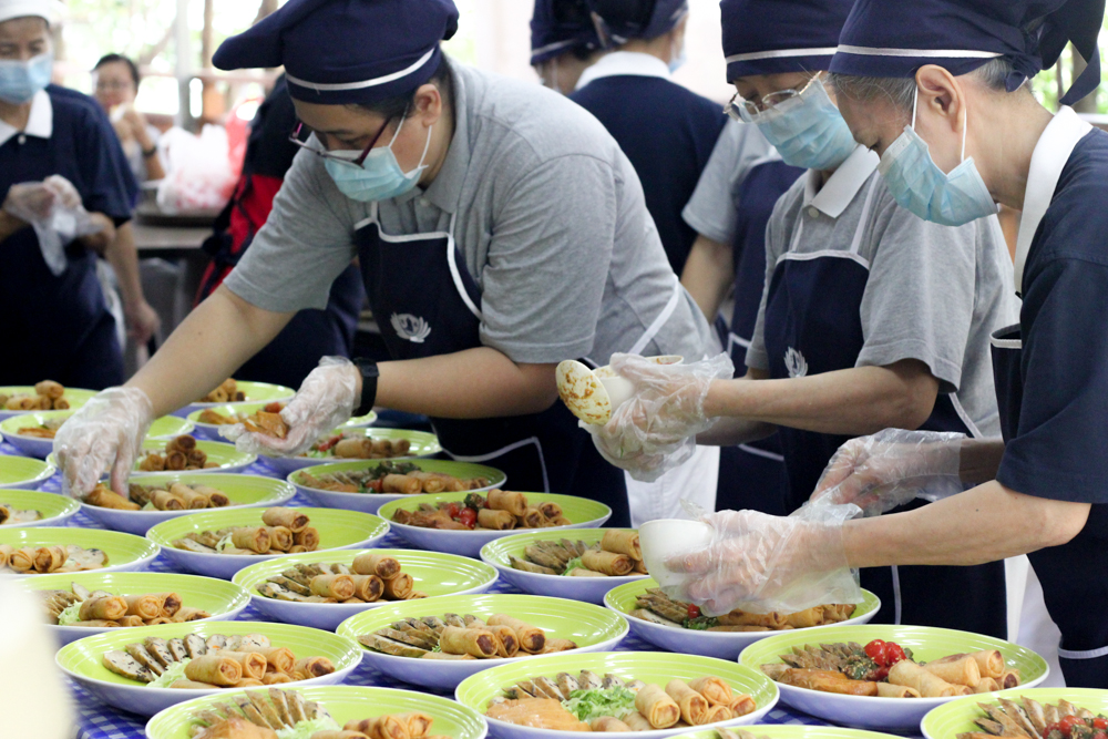 Volunteers busy preparing food in the kitchen. (Photo by Audrey Phang)