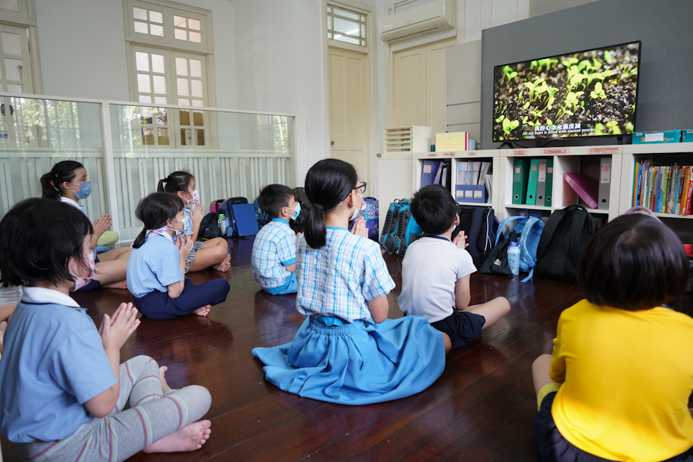 Students doing their prayers after a session of “Life Wisdom”. (Photo by Chan May Ching)