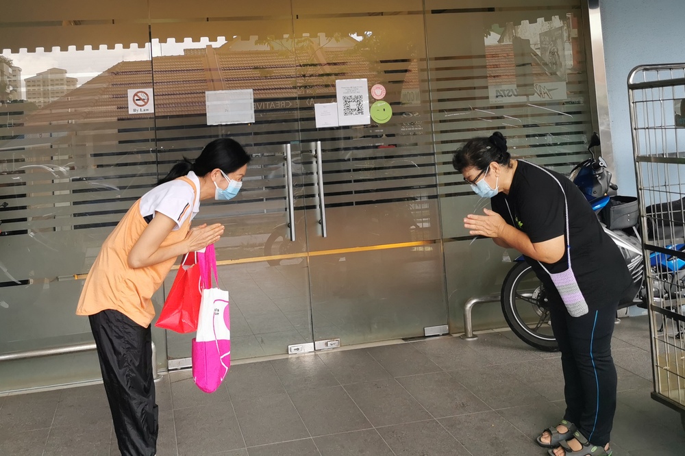 Ms Tang Siew Yee (left) expressing her gratitude to Tzu Chi volunteer Ms Lim Chwee Lian (right), who brought her food and other items during her temporary stay at the hotel. (Photo by Lai Shiew Mei)