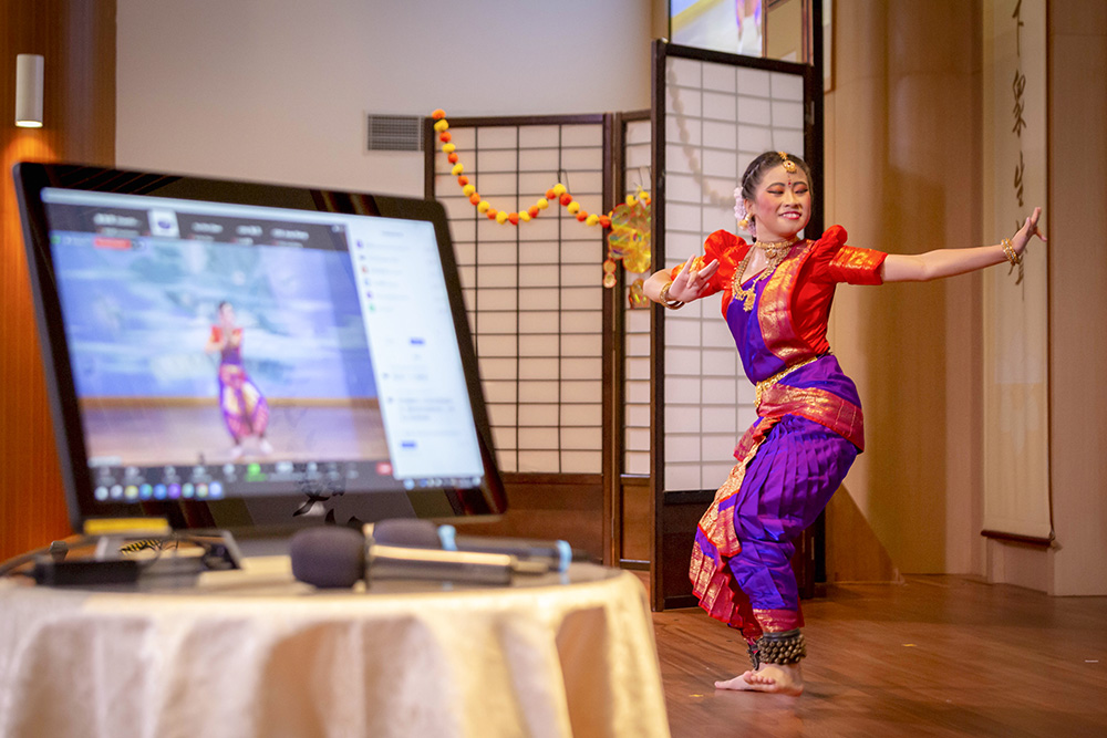 Lively Indian songs emerge from the Jing Si Hall, with the dancers dancing vigorously, exuding a strong atmosphere of Deepavali celebration. (Photo by Chen Ya Yin）