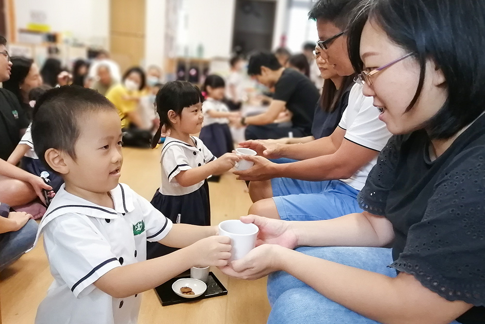 稚童奉茶道感恩 爸妈心头暖烘烘